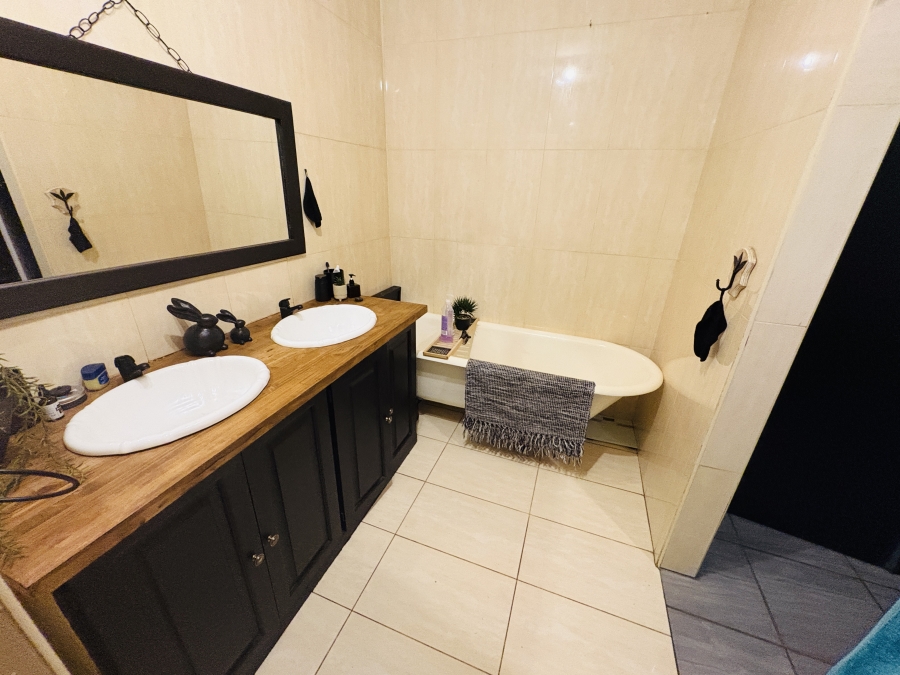 3 Bedroom Property for Sale in Ifafi North West